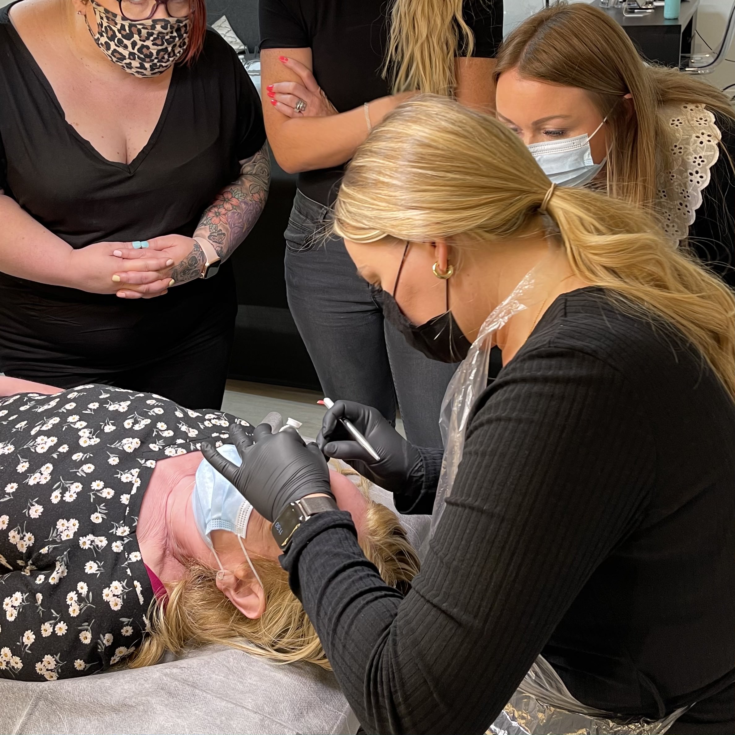nanoblading microblading spmu on a model during a spmu beginners course